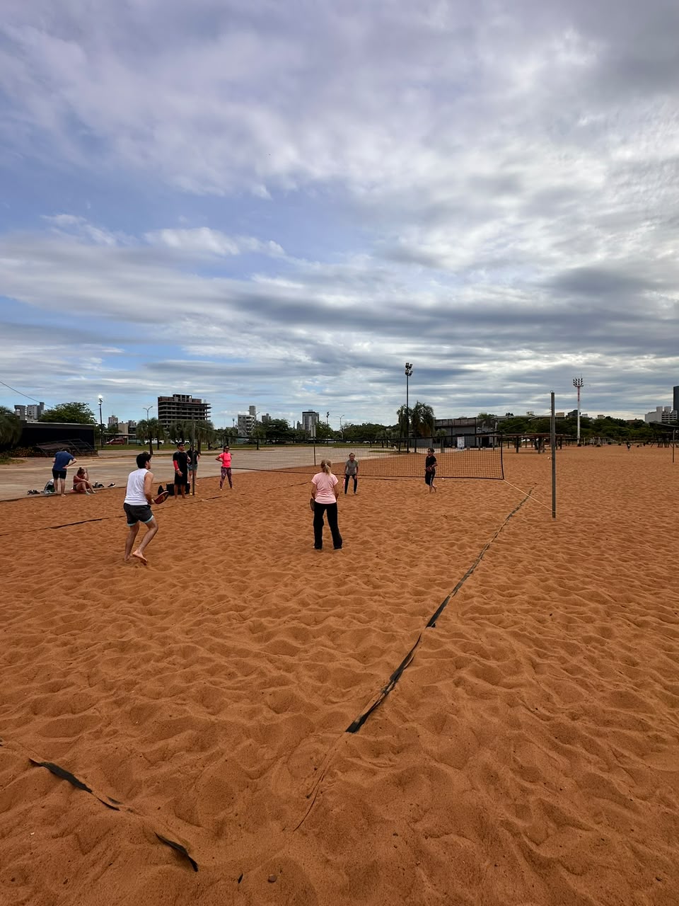 <p>Invitan a vecinos y vecinas a practicar beach tenis en El Brete</p>